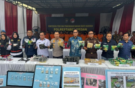 Para pejabat Polrestabes Medan bersama unsur pemerintah dan aparat penegak hukum menunjukkan barang bukti narkoba yang berhasil disita dalam pengungkapan 173 kasus selama 42 hari operasi, Kamis (20/11/2025).