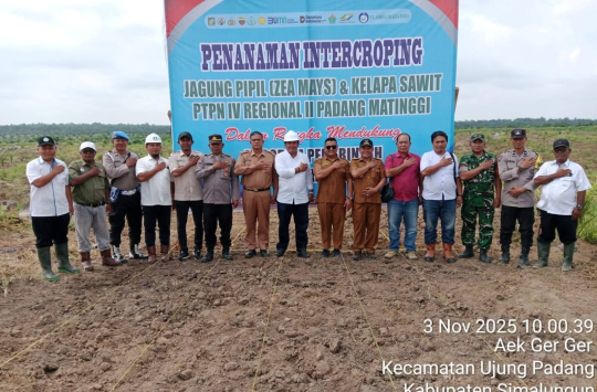 Acara penanaman perdana jagung di lahan milik PTPN IV Kebun Padang Matinggi (foto; Humas Polres Sml)