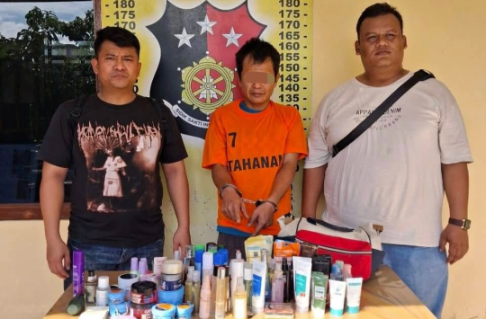 Tersangka pencurian Franky Erikson Manalu (tengah) diamankan Polsek Perdagangan. (foto: Humas Polres Simalungun)