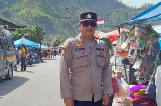 Aipda Chairul Sinurat saat mengunjungi pasar tradisional Pekan Senin Haranggaol ( foto: Polres Simalungun)