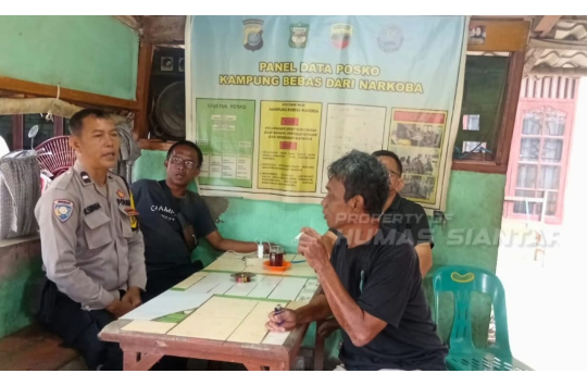 Bhabinkamtibmas Polsek Siantar Timur saat mensosialisasikan bahaya narkoba kepada warga setempat.