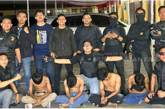 Personil Polsek Siantar Utara dan Timsus Dayok Mirah amankan peserta tawuran yang terjadi di Jalan Bali, Kelurahan Bane, Kecamatan Siantar Utara, Kota Pematangsiantar. (Foto: Humas Polresta).