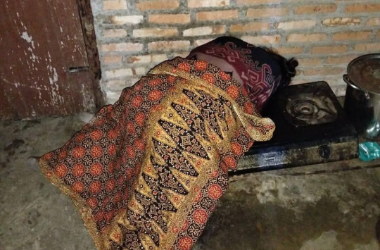 Korban ditemukan tertelungkup di atas  kompor gas yang berada di dapur rumahnya (foto: Humas Polres Simalungun)