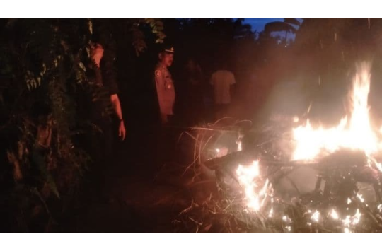 Petugas Polsek Tanjung Pura membakar gubuk yang diduga menjadi tempat aktivitas narkoba di Desa Pematang Cengal, Kecamatan Tanjung Pura, Langkat, Jumat (21/11/2025) malam.﻿(Foto: Humas Polres Langkat/Kabarnas.id)