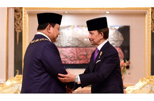 Presiden Republik Indonesia, Prabowo Subianto saat menerima penganugerahan Bintang Kebesaran dari Sultan Hassanal Bolkiah. (Foto: BPMI Setpres)