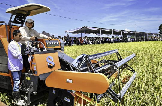 Presiden Prabowo menggunakan alat panen modern, combine harvester.  (foto BPMI setpres)