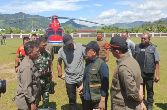 Bupati Tapteng Masinton Pasaribu sat menyambut kedatangan Menko PMK Pratikno di Pandan