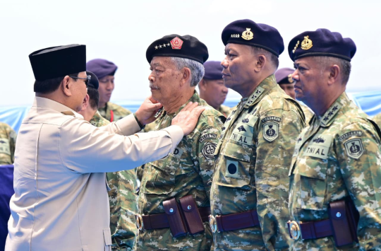 Presiden Prabowo Anugerahkan Pangkat Kehormatan kepada 11 Purnawirawan TNI di Atas KRI dr. Radjiman Wedyodiningrat