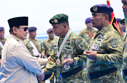 Presiden Prabowo anugerahkan Tanda Kehormatan Bintang Yudha Dharma Pratama kepada tiga perwira tinggi TNI (foto: BPMI Setpres)