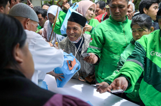 Masyarakat mendapatkan bingkisan dan sovenir lebaran 1446 H di Istana Merdeka (Foto Setpres)