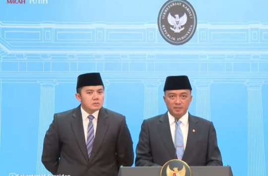 Menteri Sekretaris Negara , Prasetyo Hadi (kanan) didampingi  Seskab Teddy Indra Wijaya saat memberikan penjelasan Pengangkatan dan Pencopotan Menteri KMP. (foto : Tangkapan layar)