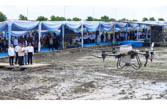 Presiden Prabowo menebar benih padi menggunakan drone DJI Agras T40  saat mengunjungi Kabupaten Ogan Ilir, Sumatera Selatan, pada Rabu, 23 April 2025 (foto: BPMI Setpres)