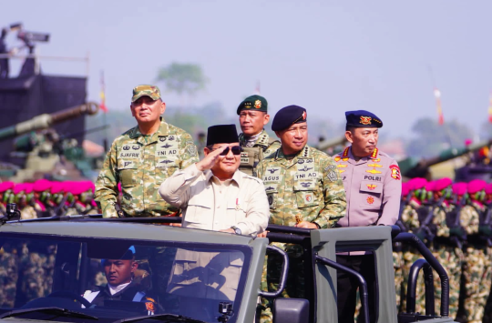 Presiden Prabowo saat melakukan pemeriksaan barisan pada saat memimpin Gelar Pasukan TNI, di Lapangan Suparlan, Pusdiklatpassus, Batujajar, Minggu (10/8/2025)