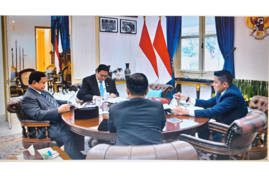 Presiden RI Prabowo Subianto memimpin rapat terbatas Kabinet Merah Putih di Istana Merdeka, Jakarta, Jumat 27 Juni 2025. (Foto: Setpres)