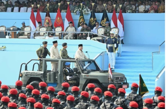 Presiden Prabowo didampingi oleh Menteri Pertahanan Sjafrie Sjamsoeddin dan Panglima TNI Jenderal TNI Agus Subiyanto saat memeriksa barisan dengan menggunakan kendaraan Maung