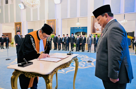 Presiden Prabowo Subianto saat melantik Dwiarso Budi Santiarto sebagai Wakil Ketua MA Bidang Non‑Yudisial (foto; BPMI Setpres)