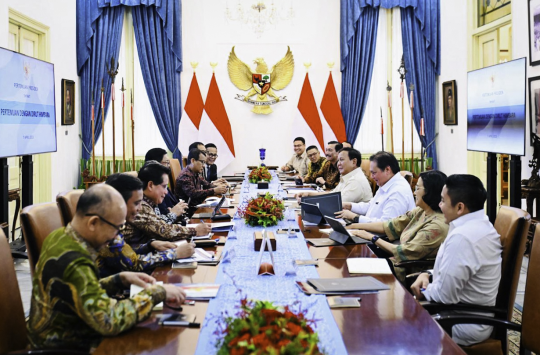Presiden Prabowo Subianto memimpin rapat terbatas bersama sejumlah menteri Kabinet Merah Putih di Istana Negara (foto: setpres)