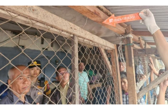 Petugas kepolisian bersama warga sekitar melakukan proses identifikasi di lokasi ditemukannya pria yang tewas dengan kondisi leher tersangkut di sela-sela pintu rumah di Kelurahan TSM II, Kecamatan Medan Denai.(Foto: Polsek Medan Area/Kabarnas.id)