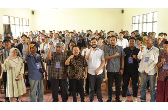 Anggota DPR RI Tubagus Haerul Jaman bersama perwakilan BGN saat foto bersama dengan warga Serang dalam sosialisasi Program Makan Bergizi Gratis di STIA Cinanggung, Rabu (25/6/2025)