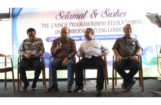 Direktur SDM Pelindo Multi Terminal, Edi Priyanto (no.2 dari kiri),  Rektor UHKBPNP Muktar Panjaitan (no.3 dari kiri) dan Ketua PUSTAKA UHKBPNP, Rindu Erwin Marpaung (no.4 dari kiri) nara sumber saat  Pre-Launch Rumah Pengelolaan Sampah di Balige