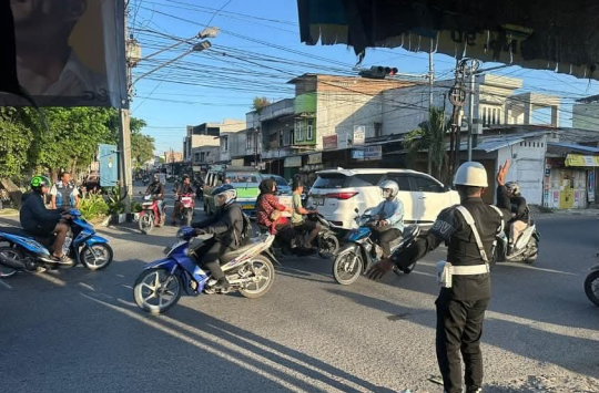 Provos Satuan Brimob Polda Sumatera Utara Turut Serta Atur Lalulintas