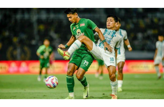 Pemain PSBS Biak Numfor berduel dengan pemain Persebaya Surabaya dalam laga Super League 2025/2026 di Stadion Cendrawasih, Biak, Jumat (24/10/2025). Pertandingan berakhir imbang 0-0.