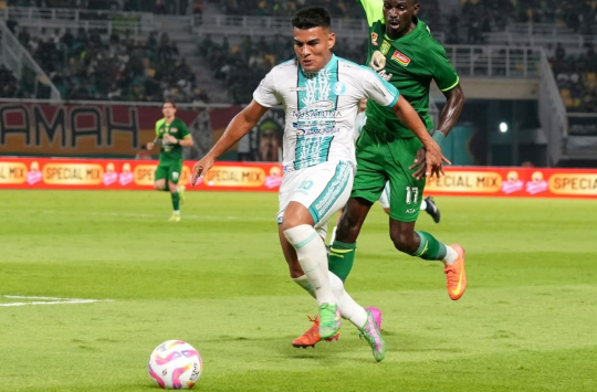 Pemain PSBS Biak menjalani sesi latihan di Stadion Maguwoharjo, Sleman, jelang laga kontra Borneo FC pada pekan kedua Super League 2025-2026.