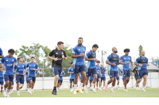 Para pemain PSM Makassar menjalani sesi latihan jelang laga kontra PSBS Biak Numfor pada pekan ke-12 Super League 2025