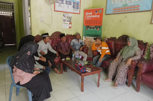 Officer PTAR Solih Abir Siregar, berbincang-bincang dengan relawan Destana.