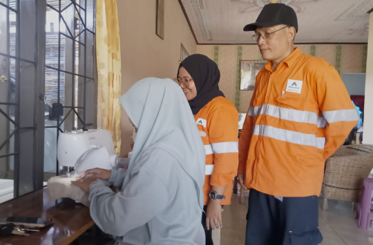 Anggota Sapokat Nauli Colection menjahit pakaian yang akan dipasarkan ke berbagai tempat di Tapanuli Selatan