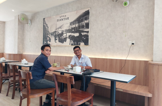 Kuasa hukum Syaiful Amin Lubis memberikan keterangan pers terkait putusan PTUN Medan yang membatalkan SK Wali Kota Pematangsiantar tentang pemberhentian Dewan Pengawas PDAM Tirta Uli.