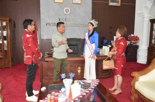 Bupati Humbahas, Dr Oloan P Nababan SH MH menerima kunjungan Putri Remaja Sumatera Utara 2025, Sharon Jireh Zion Simbolon