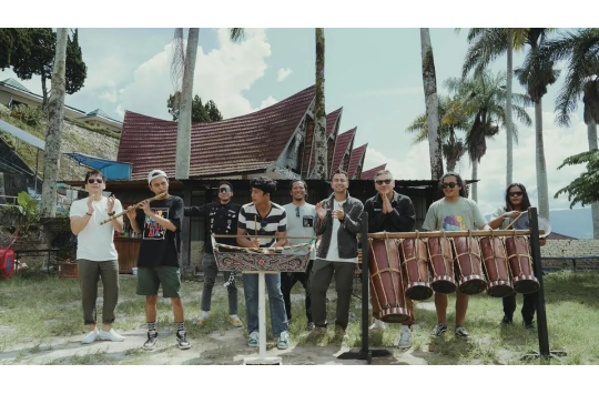 Rafi Ahmad dkk saat tiba di Danau Toba disambut dengan hangat
