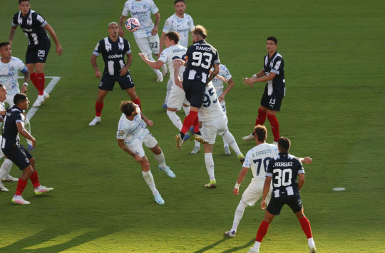 Sergio Ramos merayakan gol sundulannya ke gawang Inter Milan di Rose Bowl, Pasadena – gol kelimanya bersama Monterrey sejak bergabung awal 2025