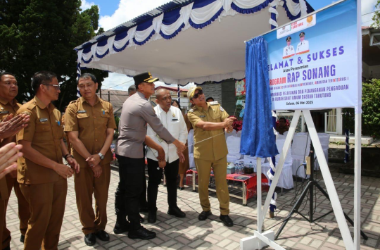 Bupati Taput, JTP Hutabarat saat meluncurkan Program RAP SONANG di RSUD Tarutung (Foto: Loksa Situmeang / Kabarnas.com)