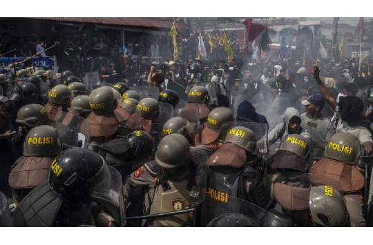 Ratusan mahasiswa Universitas Padjadjaran bersama dosen, dekanat, hingga petugas kampus membacakan “Maklumat Makalangan” dalam aksi damai di Tugu Makalangan, Jatinangor, Sumedang, Kamis (4/9/2025).(Foto:Antara)