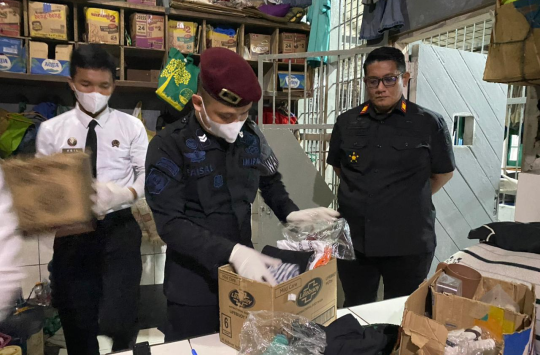 Karutan Tanjung Raymon Andika Girsang memimpin langsung razia dadakan di blok hunian warga binaan, Sabtu (11/10/2025) dini hari.