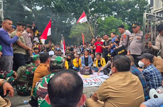 Pengunjuk rasa saat menandatangani 7 kesepakatan bersama
