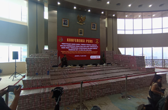 Gunungan uang tunai senilai Rp 2 triliun dari hasil sitaan Kejagung dalam kasus korupsi CPO Wilmar Group ditampilkan di Gedung Bundar, Jakarta.