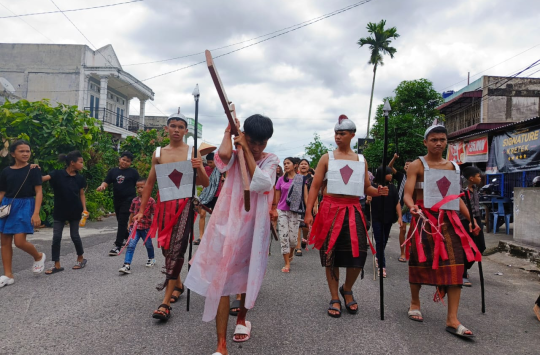 Remaja dan naposobulung HKBP Resort Siantar Kota, Pematangsiantar, melaksanakan prosesi jalan salib, Jumat, 18 April 2025 (Foto:Istimewa)