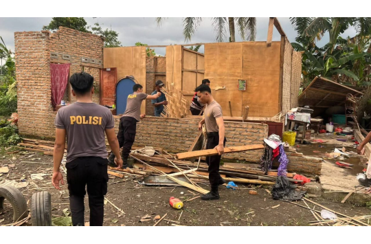 Personel Satuan Samapta Polres Simalungun saat membantu  korban bencana angin puting beliung