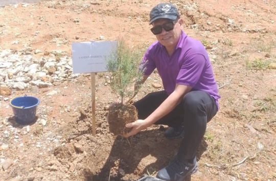 Landen Marbun, Ketua Forum Umat Kristen Indonesia (FUKRI) yang juga anggota DPRD Sumut Menanam Pohon di Menara Pandang Salib Kasih Tarutungpada Jumat 25 April 2025 (Foto: Loksa Situmeang/ Kabarnas.com)