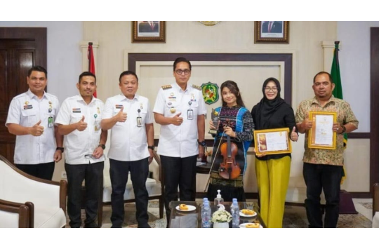 Rico Waas saat menerima audiensi violis muda berbakat, Qiara Asqa