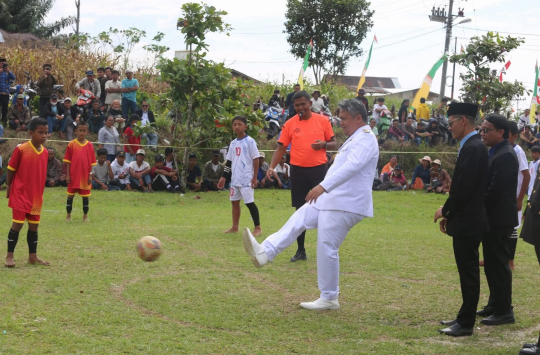 Wakil Bupati Tapanuli Utara, Dr. Deni Parlindungan Lumbantoruan, M.Eng., melakukan Kick Off pertandingan sepak bola pelajar SD di Kecamatan Sipahutar dalam rangka Roadshow HUT ke-80 RI, Minggu (17/8/2025).