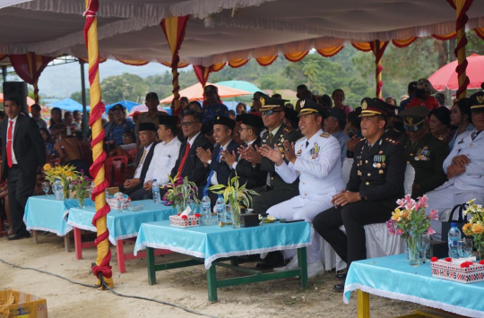 Bupati Tapanuli Utara, Dr. Jonius Taripar Parsaoran Hutabarat, bersama Forkopimda dan masyarakat Sipoholon dalam Roadshow HUT RI ke-80, Minggu (17/8/2025).(Foto:Loksa Situmeang/Kabarnas.id)