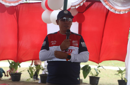 Bupati Tapanuli Utara Dr. Jonius Taripar Parsaoran Hutabarat berinteraksi hangat dengan para lansia saat kegiatan Senam Lansia Anti Pikun di halaman Puskesmas Butar, Kecamatan Pagaran, Jumat (15/8/2025).(Foto:Loksa Situmeang/Kabarnas.id)