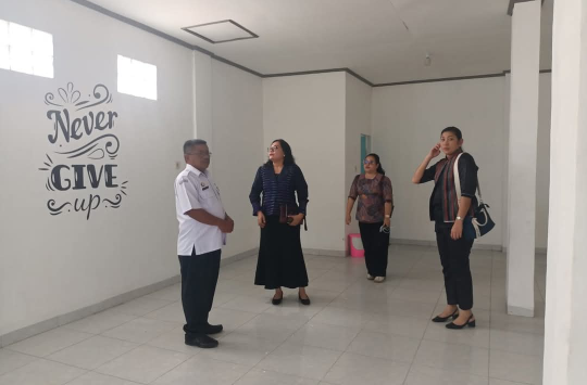Ketua dan Ketua II TP PKK Taput sat berkunjung ke Rumah BUMN Tarutung yang terletak di Jalan Raja Johanes, Tarutung, pada Rabu (23/04/2025). (foto: Loksa Situmeang/Kabarnas.com)