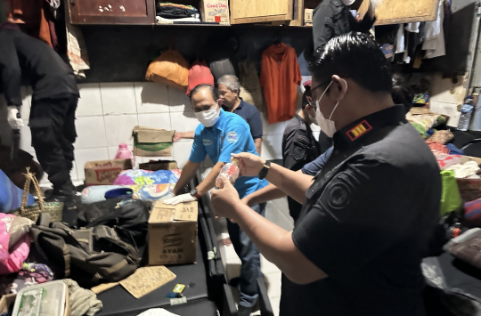 Petugas Rutan Kelas IIB Tanjung bersama personel Kodim 1008/Tabalong dan BNN Tabalong melaksanakan razia dadakan malam hari untuk memperkuat keamanan dan mencegah peredaran barang terlarang di lingkungan Rutan Tanjung, Sabtu (25/10/2025).