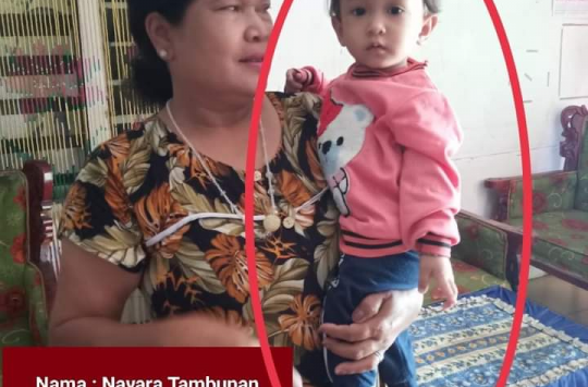 Foto anak yang hilang digendong