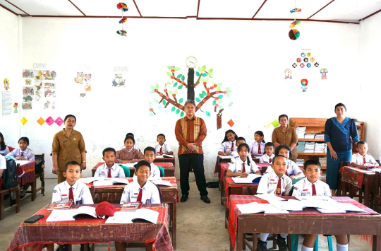 Wakil Bupati Tapanuli Utara Dr. Deni Parlindungan Lumbantoruan bersama Ny. Lisa Deni Lumbantoruan saat mensosialisasikan gerakan SAITAPAIAS di SD Negeri 173270, Siborong-borong. (Foto: Loksa Situmeang/Kabarnas.id)